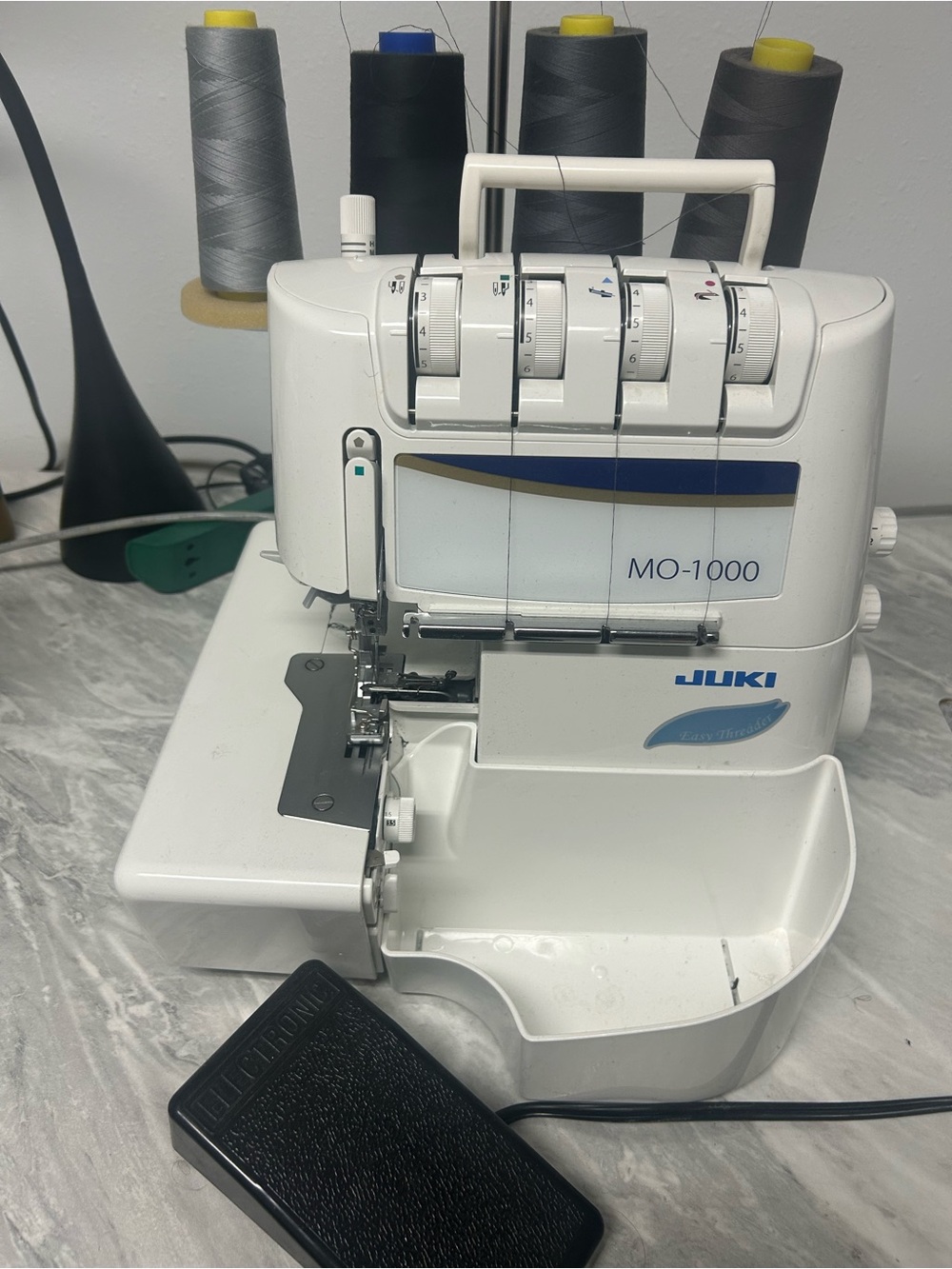 MO-1000 White Serger Overlock Machine